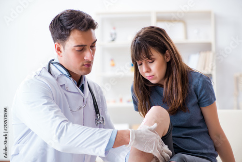 Patient visiting doctor after sustaining sports injury © Elnur