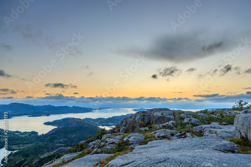 Sonnenuntergang im Lysefjord von Norwegen © Johannes