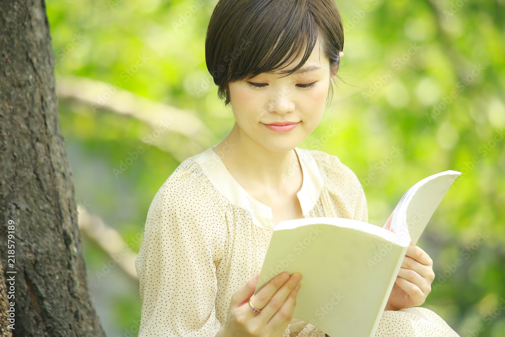 読書する女性 読書する女性