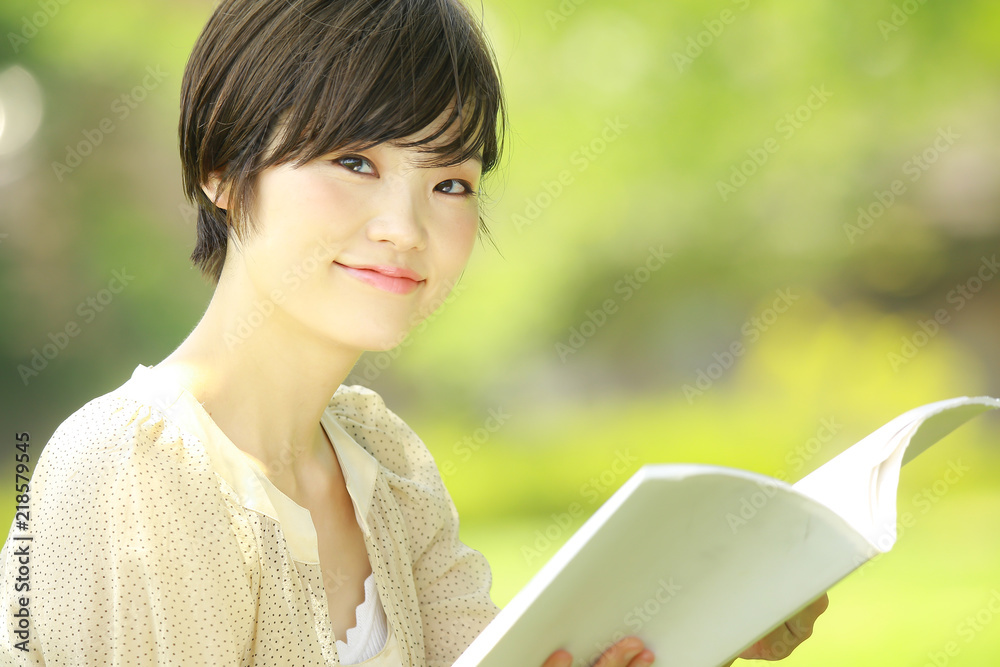 読書する女性