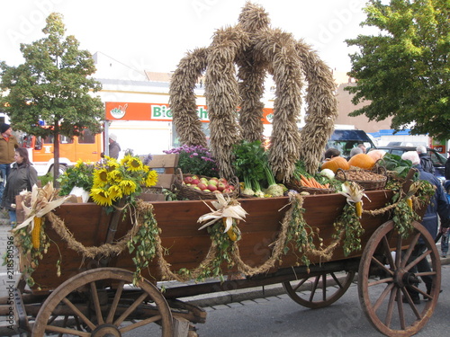 Erntekrone aus Weizen photo