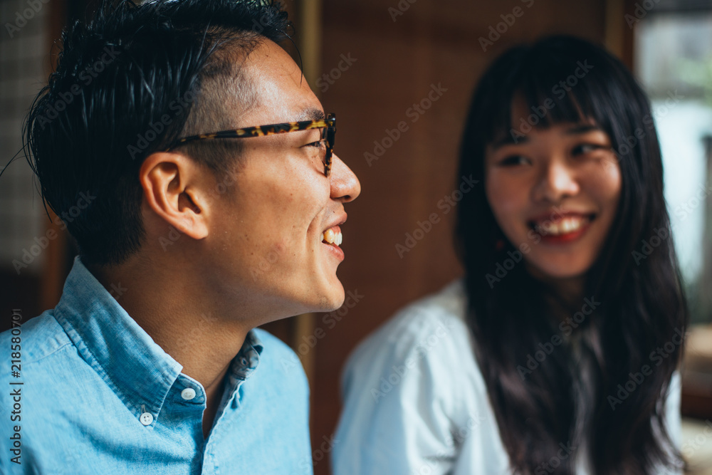 Naklejka premium Young japanese couple spending time in their house