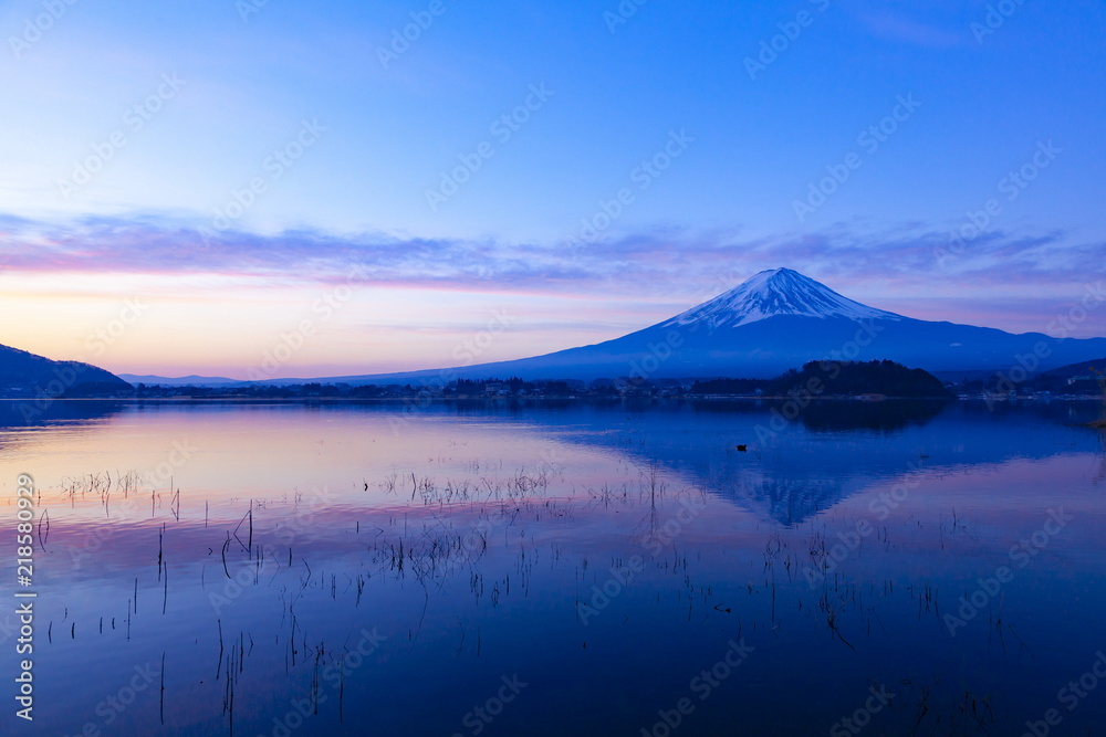 夜明けの富士山、山梨県河口湖大石公園にて
