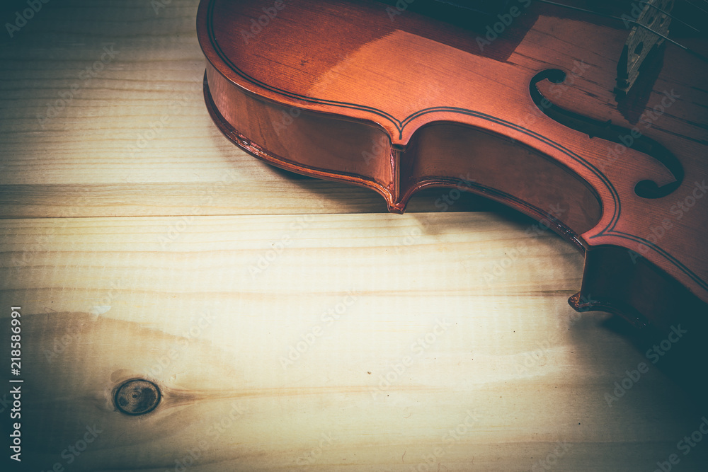Obraz premium the violin lies on a wooden table
