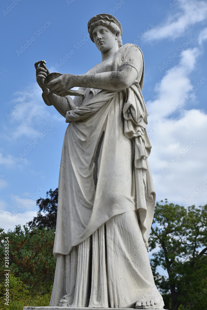 Statue de la déesse Hygie au château de Compiègne, France