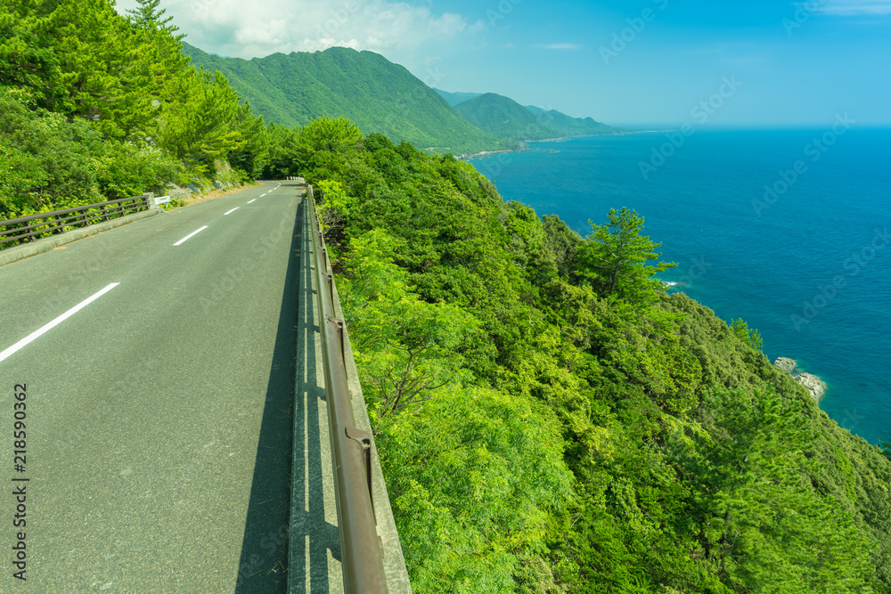 Obraz premium Empty road along the coast on an island.