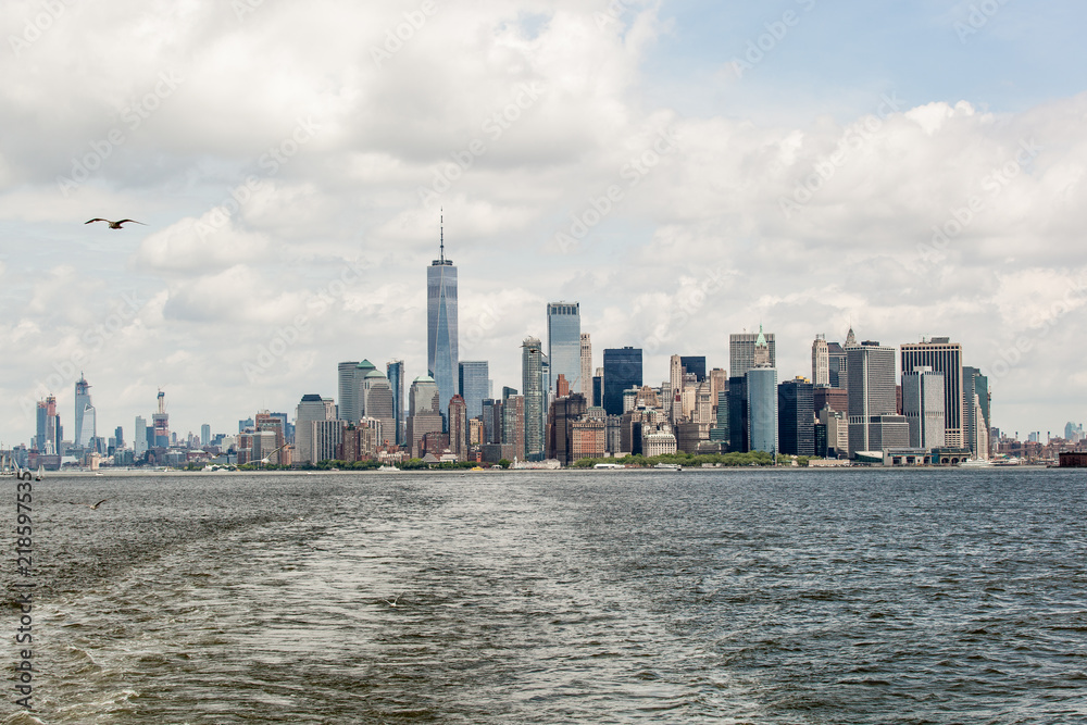 Fototapeta premium Manhattan Skyline from the waterway 