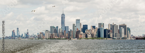 Manhattan Skyline from the ferry close © Katharina