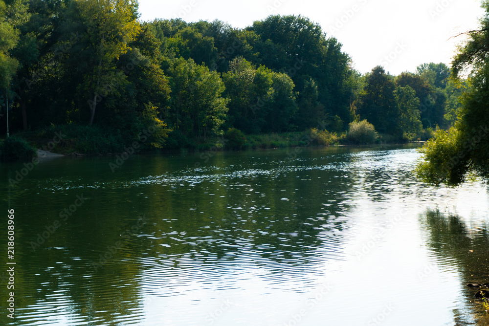 Fluss in einer Stadt