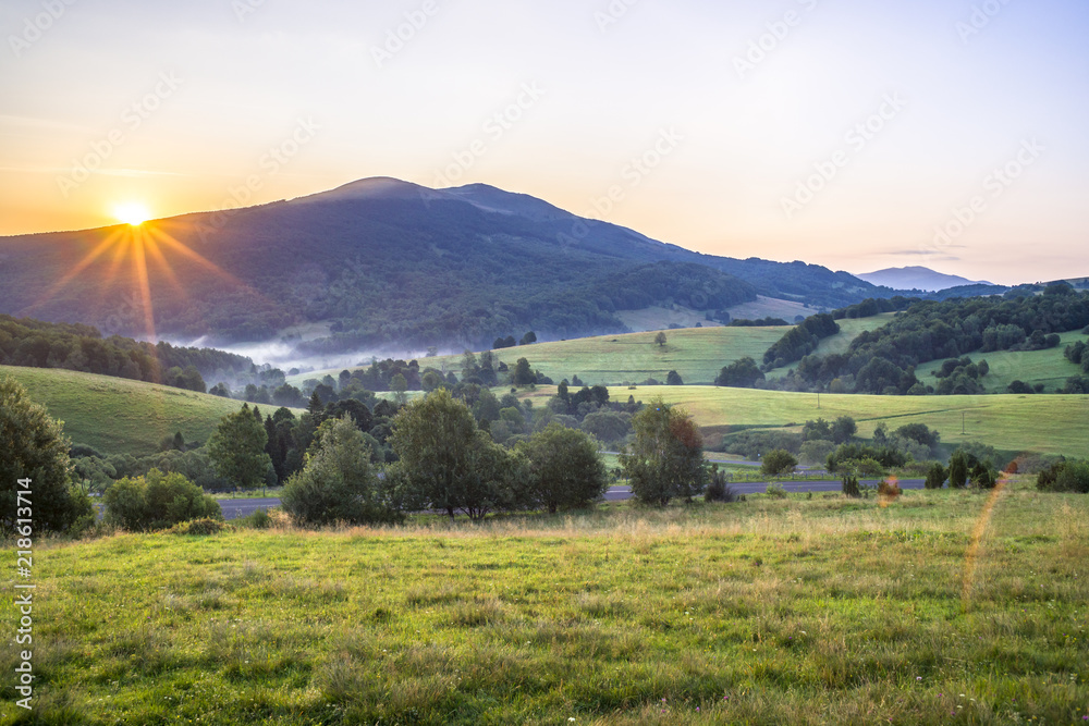 Obraz premium Bieszczady, Wschód słońca nad Połoniną Caryńską widok z przełęczy Wyżnej w oddali Tarnica
