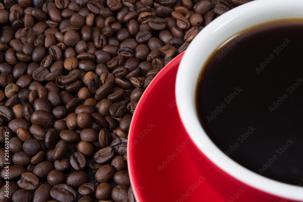 Fototapeta premium Red coffee cup with coffee beans.