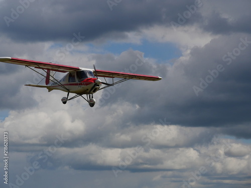 Ultraleichtflugzeug im Endanflug