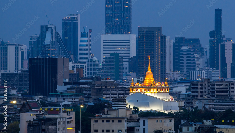 Fototapeta premium Bangkok city - beautiful sunset at Golden Mountain Pagoda, an ancient temple,wat srakesa , Bangkok Thailand