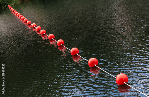 Rote Bojenkette auf dem Wasser