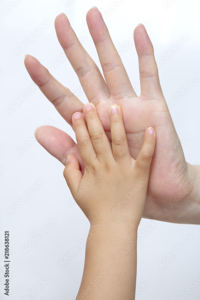 小さな手と大きな手、手の大きさを比べる仲良し親子のイメージ 小さな手と大きな手、手の大きさを比べる仲良し親子のイメージ