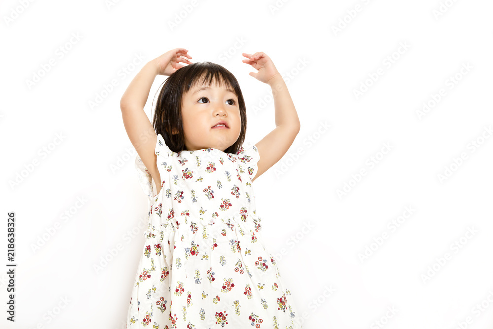 両手を上げ丸を作るOKイメージの幼い女の子 両手を上げ丸を作るOKイメージの幼い女の子