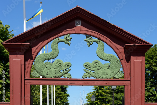 kunstvoll geschnitzter Torbogen in Karlskrona photo