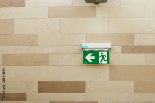 Schild - Fluchtweg inklusive Beleuchtung