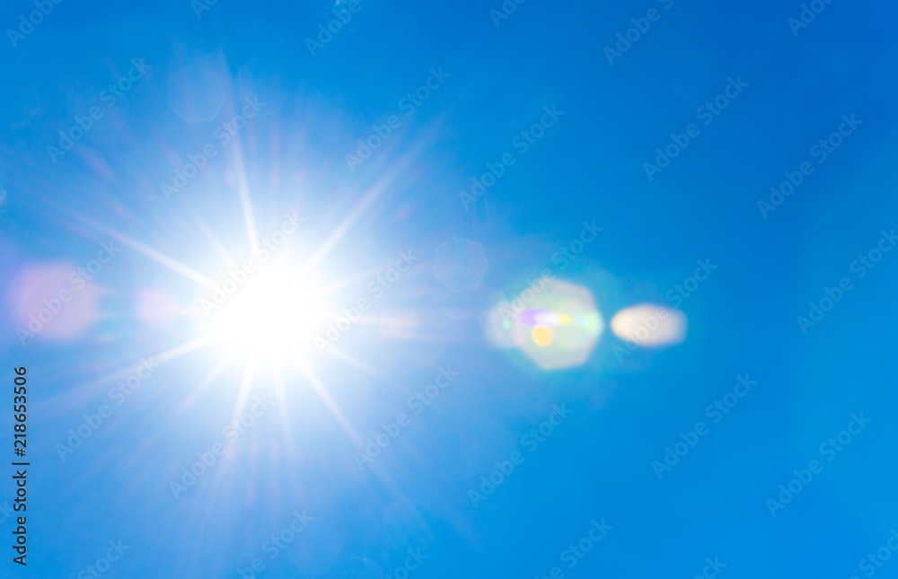 Sonne scheint vom sommerlichen, blauen, wolkenlosen Himmel, Sommer Sonne scheint vom sommerlichen, blauen, wolkenlosen Himmel, Sommer