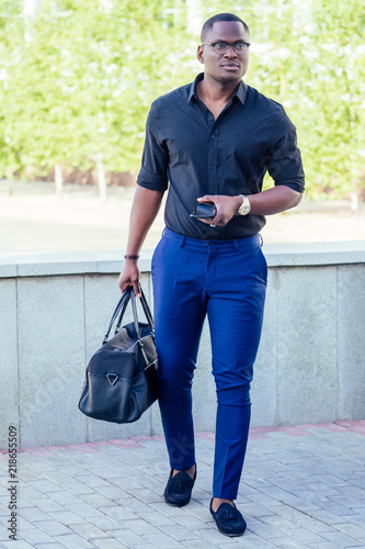 Light Blue Pants with Black T-shirt Summer Outfits For Men (73 ideas &  outfits) | Lookastic