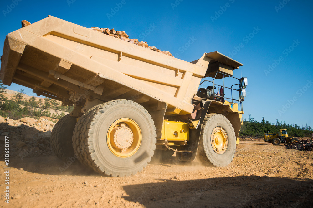 Dump truck Truck transports in the career of the ground