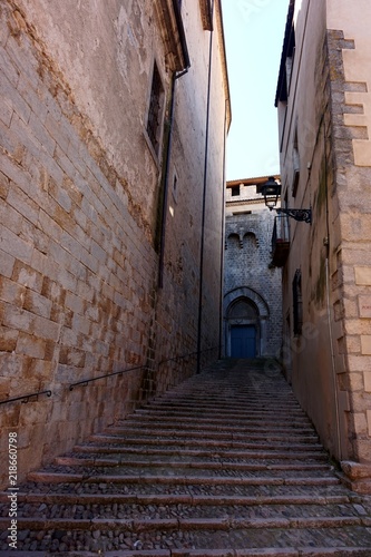 A narrow street of the Jewish quarval of the Spanish city of Girona © ReitNN