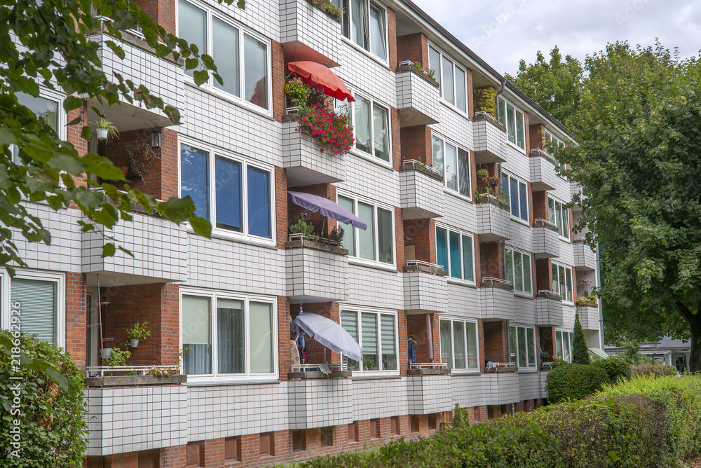 Fassade eines modernen Wohngebäudes in Hamburg, Deutschland Fassade eines modernen Wohngebäudes in Hamburg, Deutschland
