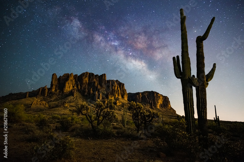Fotografie Milkyway rising behind the superstition mountains and couple saguaro watching together