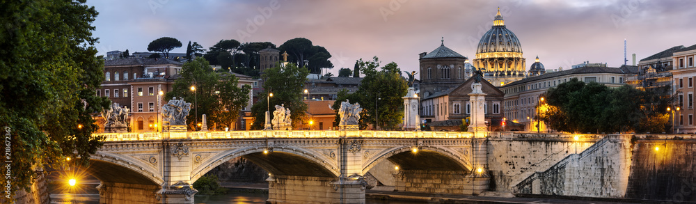 Fototapeta premium Rzymskie miasto nocą