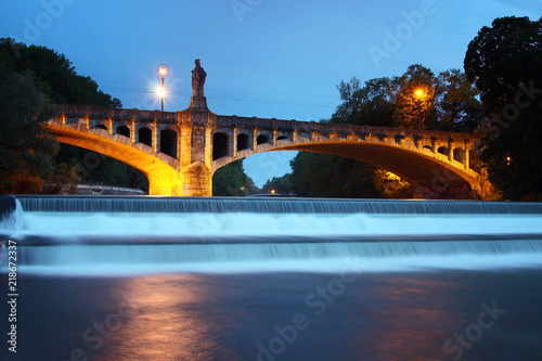 Fotografie the maximiliansbrücke over the river isar in munich