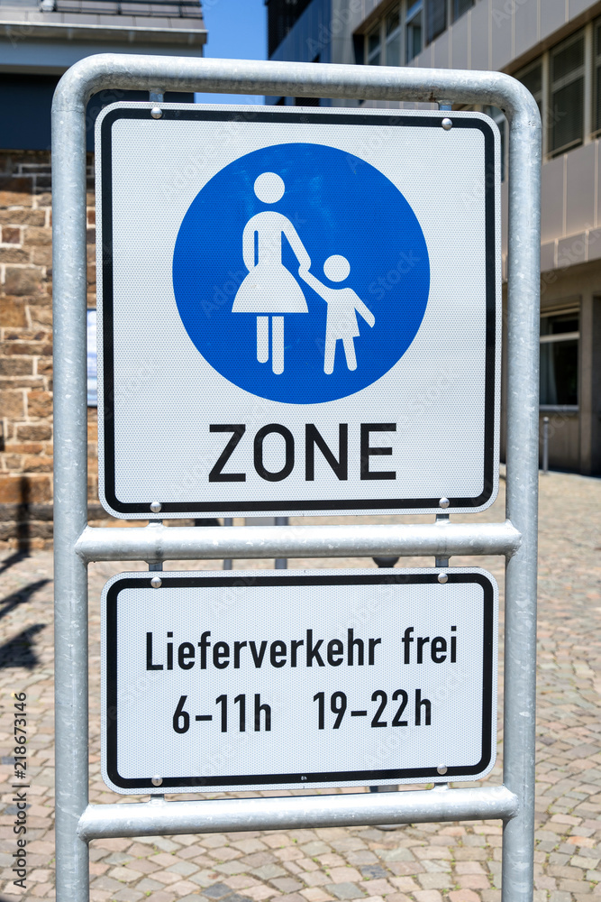 Fototapeta premium Deutsches Verkehrszeichen: Beginn einer Fußgängerzone