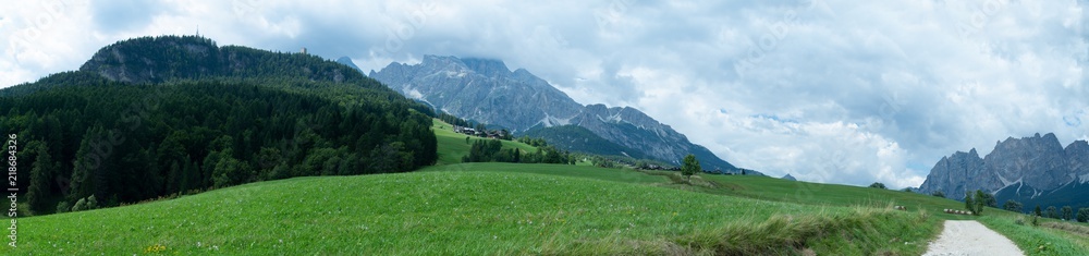 Panoramica del paesaggio delle Dolomiti