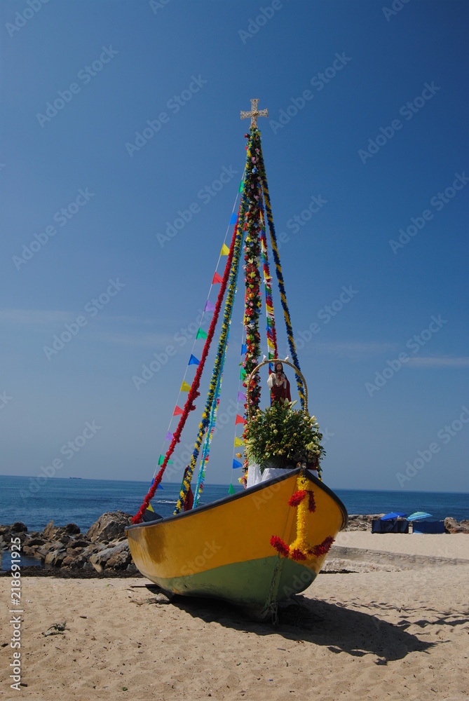 Barco festivo com Jesus Cristo - barco enfeitado para festa religiosa - tradição de pescadores portugueses