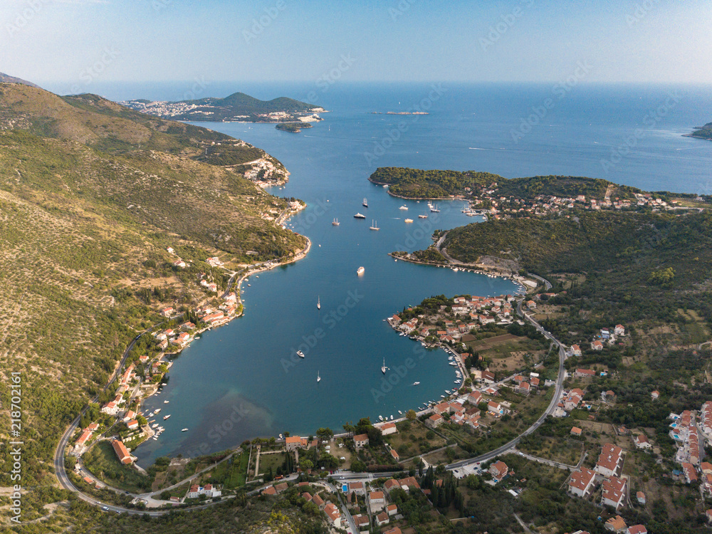 Zaton in Kroatien an der Adria, Luftaufnahme der Bucht Batala mit Bergen im Hintergrund