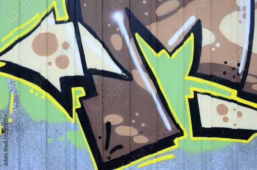 Obraz Fragment rysunków graffiti. Stara ściana ozdobiona bejcami w stylu kultury sztuki ulicznej. Kolorowe tło tekstury