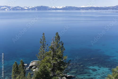 Fototapeta Naklejka Na Ścianę i Meble -  Clear Water at Lake Tahoe in March