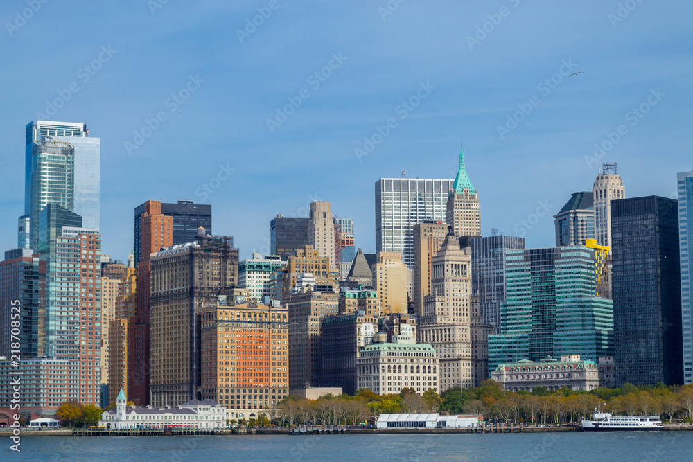 Fototapeta premium NYC financial district from a ferry