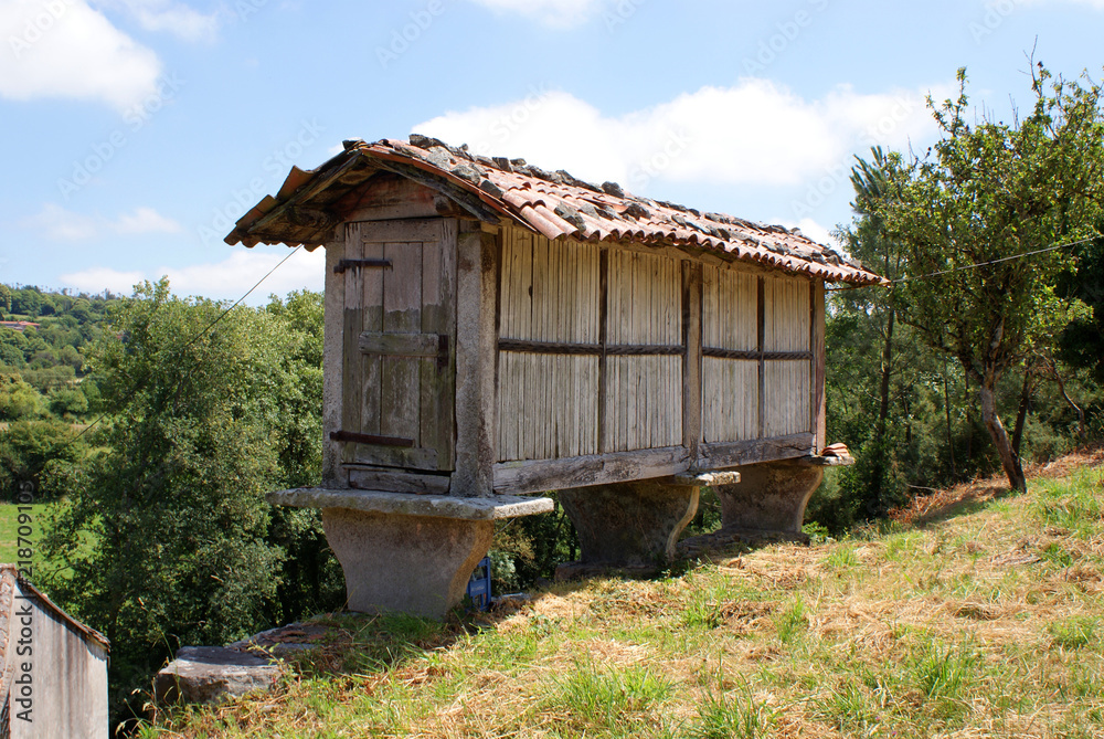 Horreo Gallego Tradicional Antiguo De Madera Y Piedra T pico De Granja horreo-gallego-tradicional-antiguo-de-madera-y-piedra-t-pico-de-granja