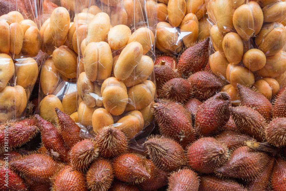Fototapeta premium Peeled and unpeeled sala, snakefruit, street market stall, Bangkok, Thailand