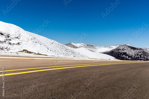 highway on tibet plateau