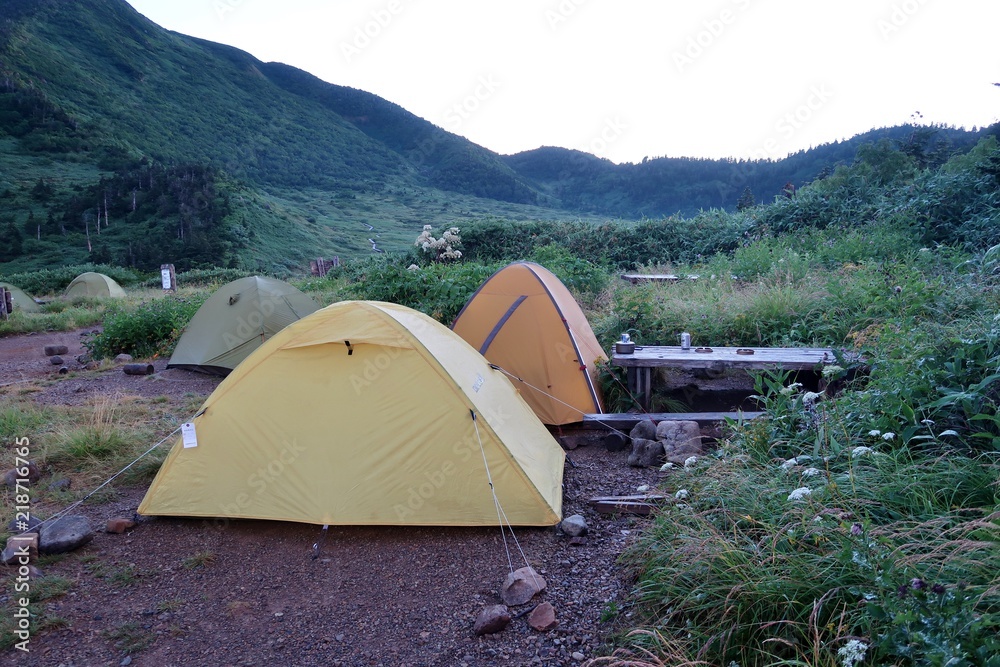 山のキャンプ場のテント
