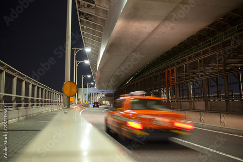 Moving taxi on Tokyo Rainbow Bridge at night　夜のレインボーブリッジを走るタクシー