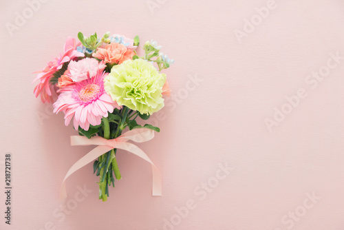 Foto ガーベラとカーネーションの花束