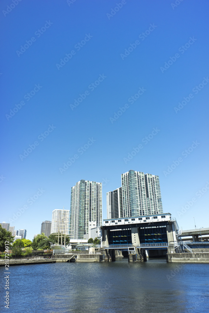 Obraz premium 東京 運河と天王洲ビル群の風景