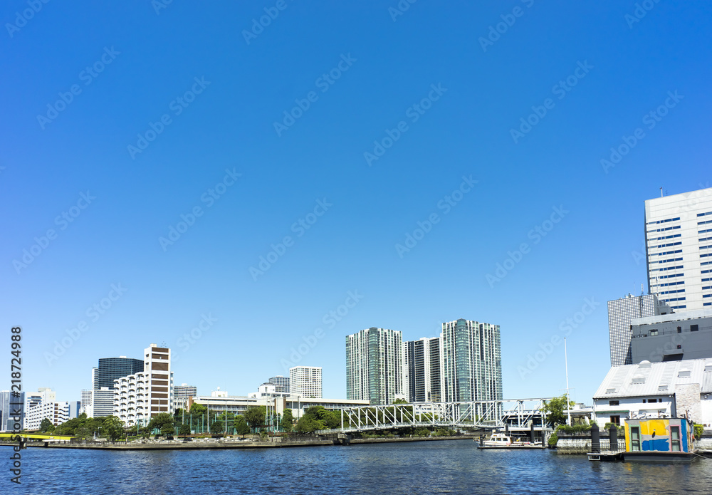 Obraz premium 東京 運河と天王洲ビル群の風景
