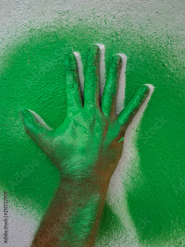 Foto Hand cliche green paint 2