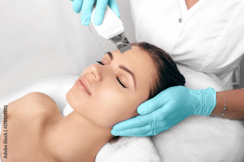 Beautiful woman receiving ultrasound cavitation facial peeling. Cosmetology and facial skin care. facial treatment, face cleansing