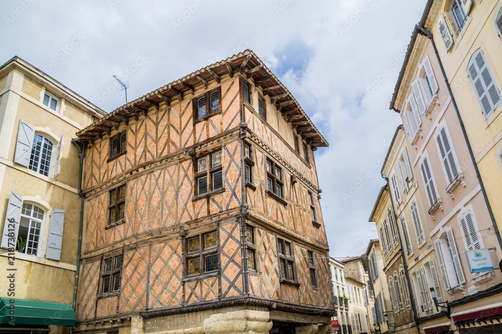 Fototapeta premium Maison très ancienne à colombages à Auch.