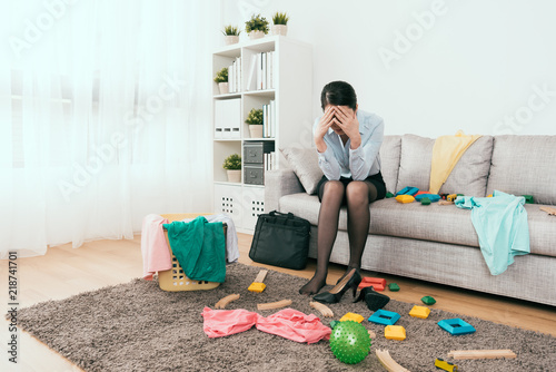 businesswoman feels frustration to see the mess