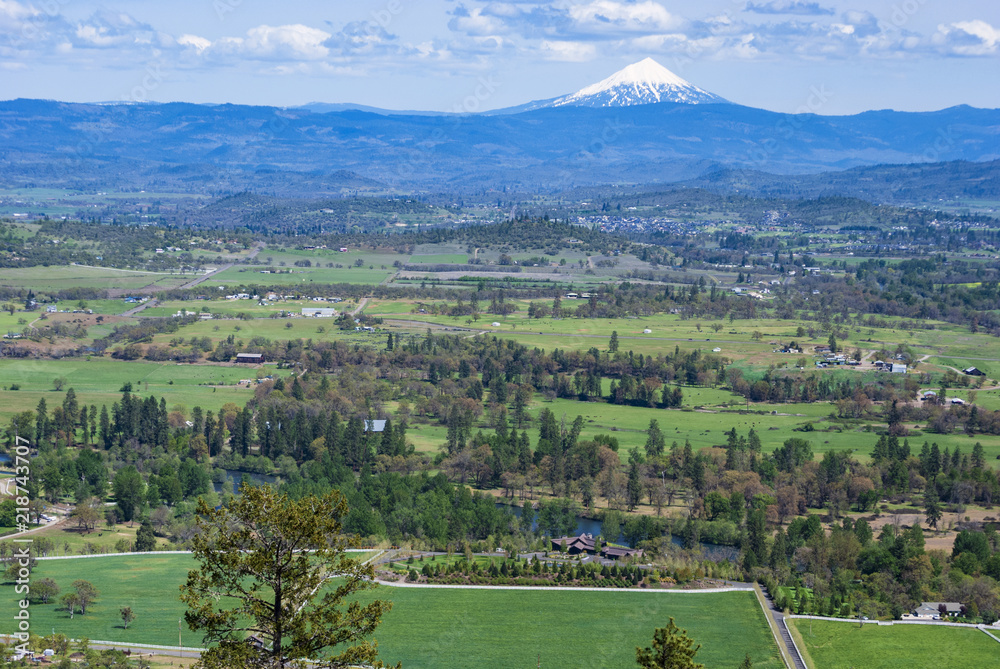 Fototapeta premium panorama view of mt mcloughlin and the rogue river valley from the table rocks plateau in southern oregon